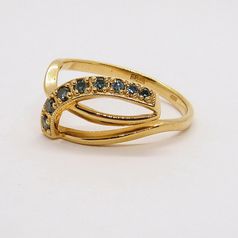 золотое кольцо с цветными бриллиантами