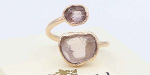 незамкнутое кольцо с камнями