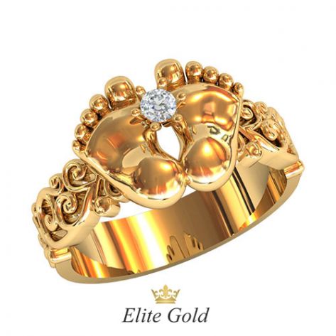 золотое кольцо в виде пяточек с белым камнем