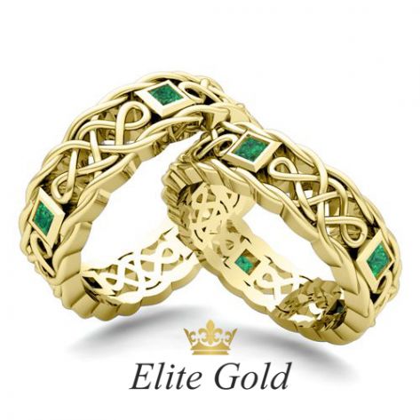ажурные обручальные кольца в лимонном золоте с зелеными камнями