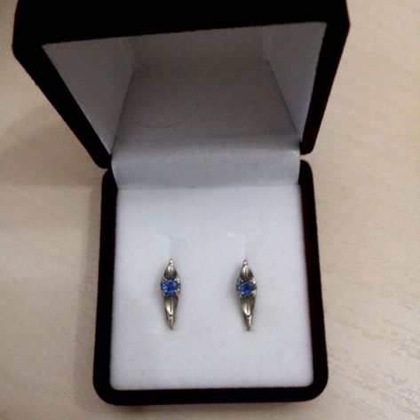 женские серьги в коробке