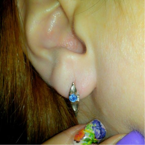 женские серьги на ухе