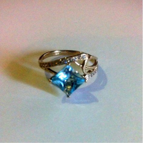 кольцо женское с большим квадратным камнем