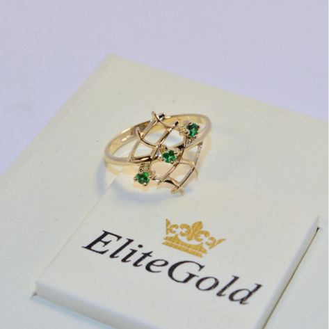 женское кольцо с зелеными камнями