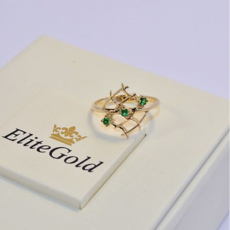 женское кольцо с зелеными камнями