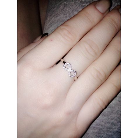 кольцо бесконечность на пальце