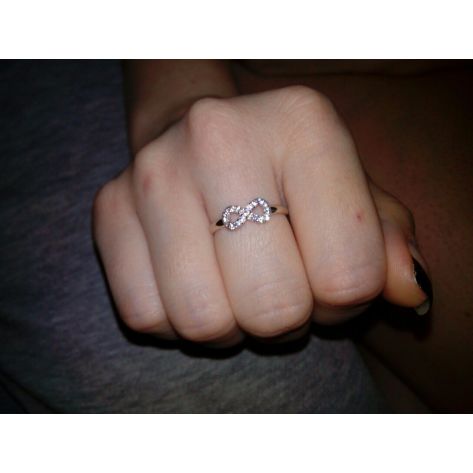 кольцо бесконечность на пальце