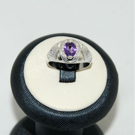 кольцо с аметистом белое золото или серебро на подставке