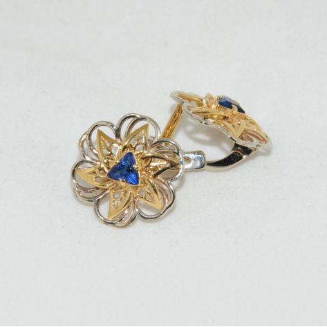 серьги в видео цветка с треугольными камнями