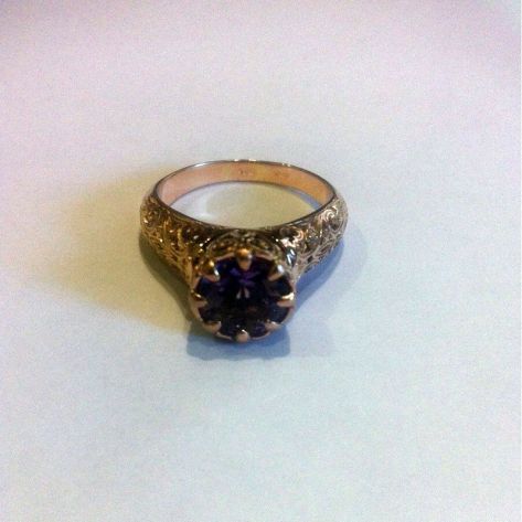 массивное женское кольцо с узорами и камнем