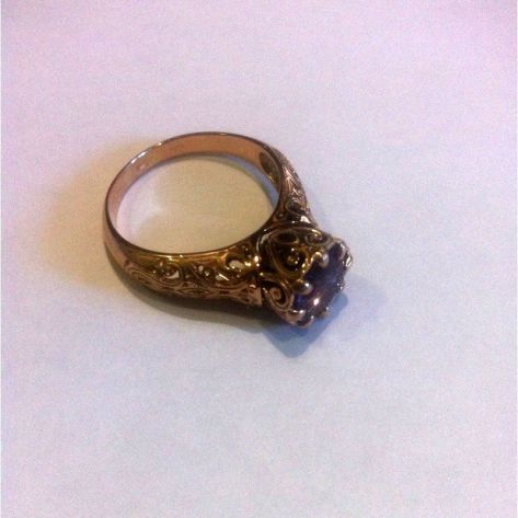 массивное женское кольцо с узорами и камнем