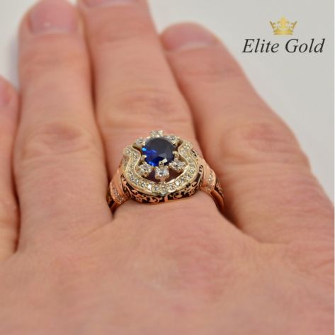 перстень в стиле бохо с камнем и эмалью на пальце