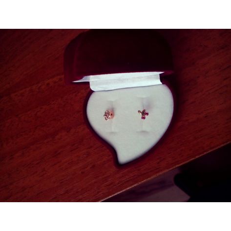 пусеты в форме вишенки в красном холоте с красными камнями