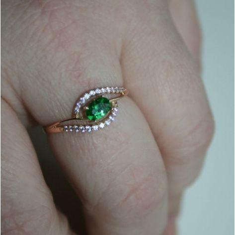 женское дизайнерское кольцо с овальным камнем на пальце