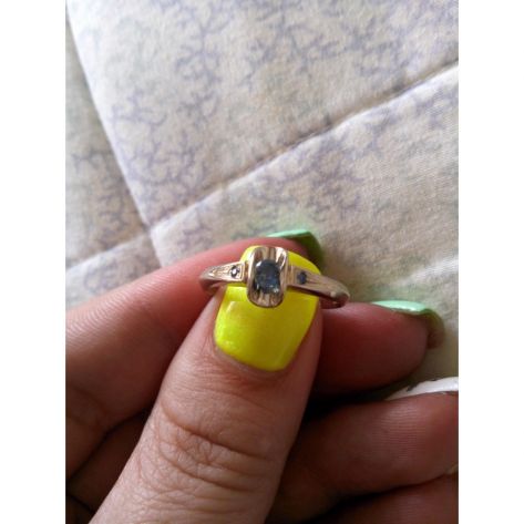 кольцо с тремя камнями по центру и боковыми с сапфирами в белом золоте