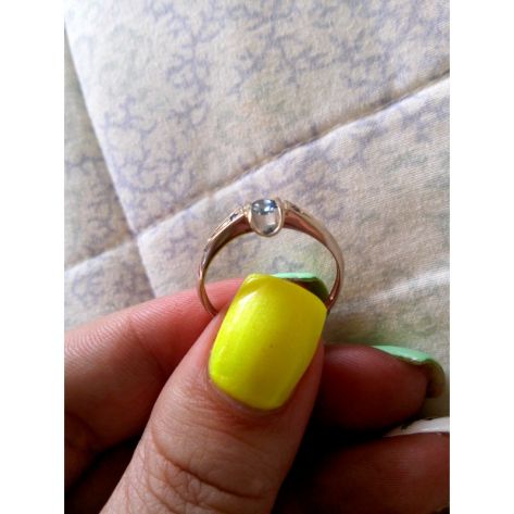 кольцо с тремя камнями по центру и боковыми с сапфирами в белом золоте