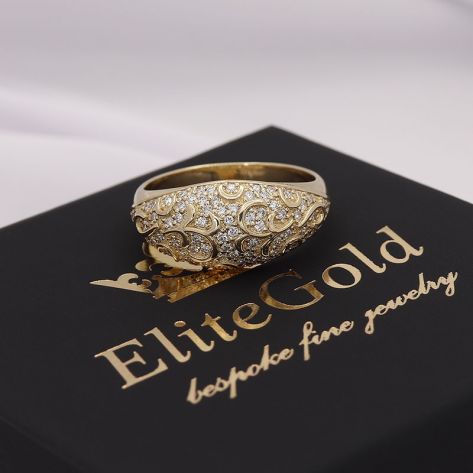 широкое кольцо с маленькими камнями в красном золоте