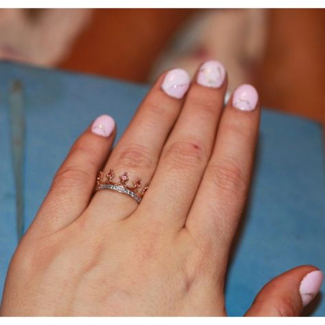 кольцо корона с камнями в коронках и по ободку на пальце