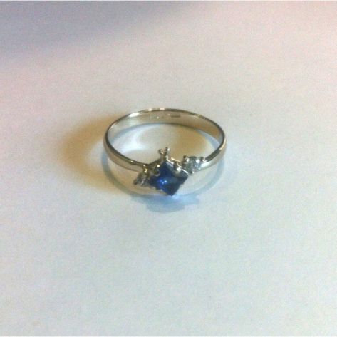 недорогое колечко для помолвки с камнями из белого золота