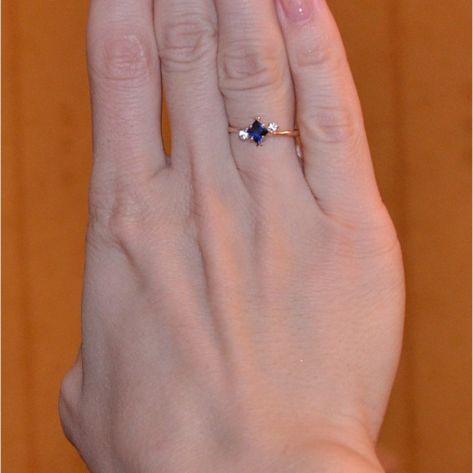 недорогое колечко для помолвки с камнями на пальце