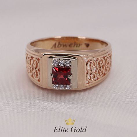 мужская печатка в двух цветах золота с гранатом по центру