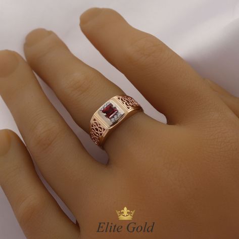 мужская печатка в двух цветах золота с гранатом по центру