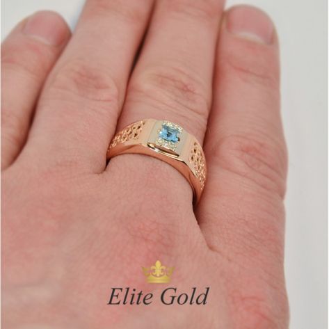 мужская печатка, два цвета золота с топазом и бриллиантами, на пальце