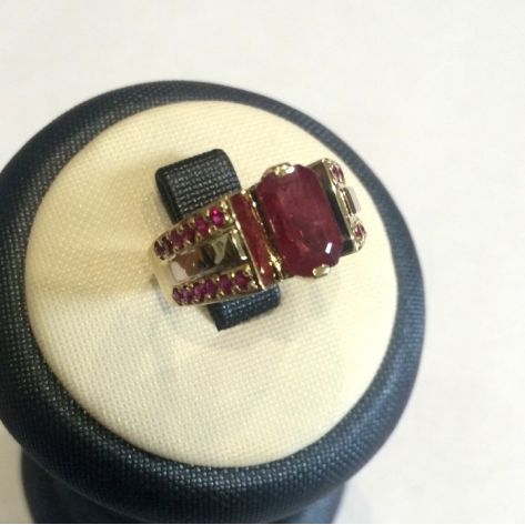 мужское кольцо с камнем посередине в красном и белом золоте