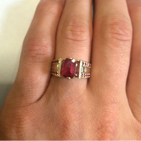 мужское кольцо с камнем посередине в красном и белом золоте