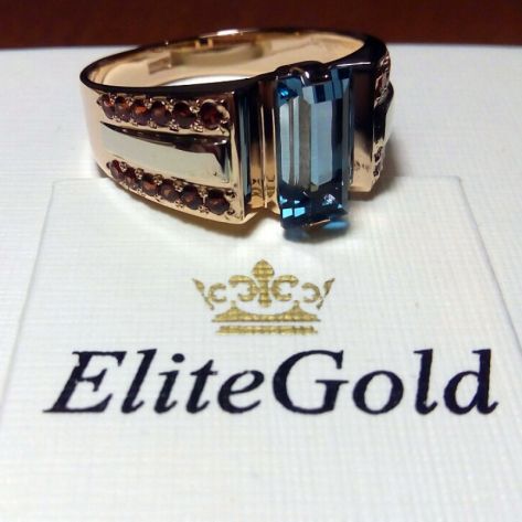 мужское кольцо с камнем посередине в красном и белом золоте