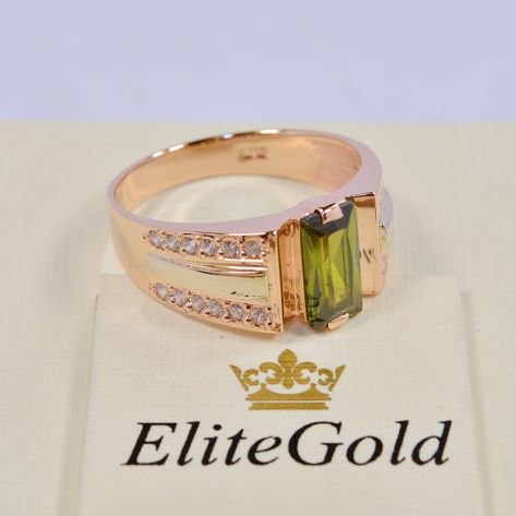 мужское кольцо с камнем посередине в красном и белом золоте