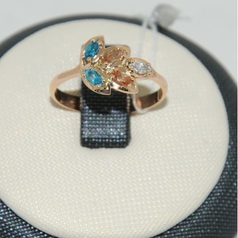 кольцо лепесток с камнями и в красном золоте