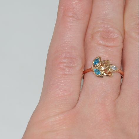 кольцо лепесток с камнями и в красном золоте