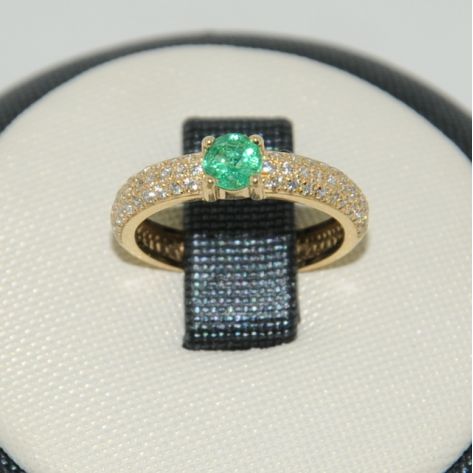 дизайнерское кольцо с камнями по кругу и центральным лимонное золото с изумрудом