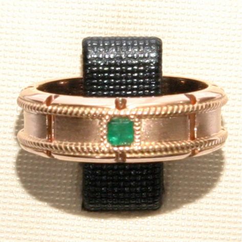 обручальное кольцо с веночками матированное в красном золоте с изумрудом