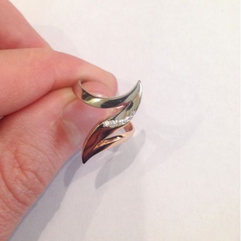 кольцо зигзаг с камнями