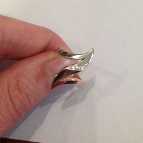 кольцо зигзаг с камнями