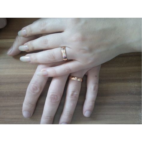 обручальные кольца с гравировкой сердце авторские в красном золоте на руке