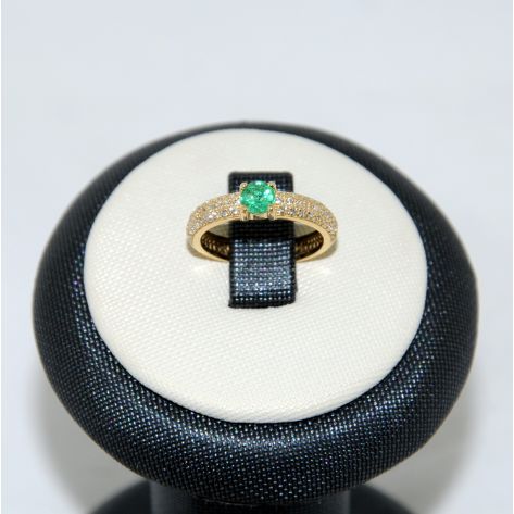 дизайнерское кольцо с камнями по кругу и центральным лимонное золото с изумрудом