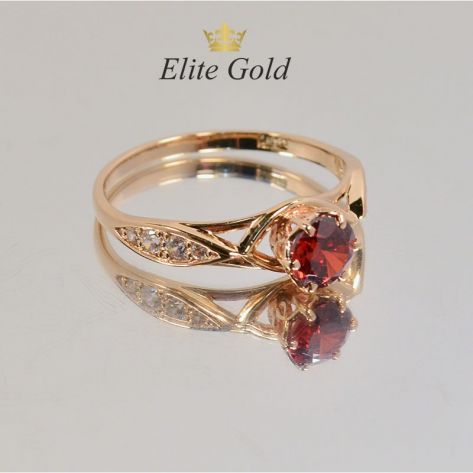 женское кольцо с камнями с гранатом в красном золоте