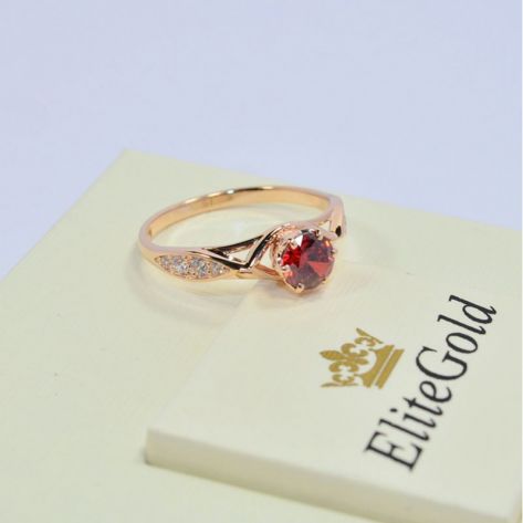 женское кольцо с камнями с гранатом в красном золоте