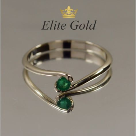 кольцо помолвочное с одним камнем изумрудом в белом золоте