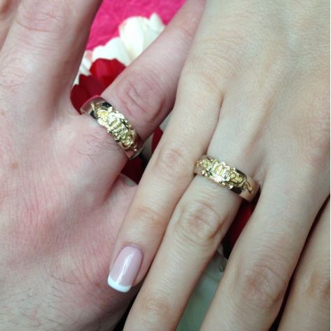 обручальные кольца корона с узорами на руке