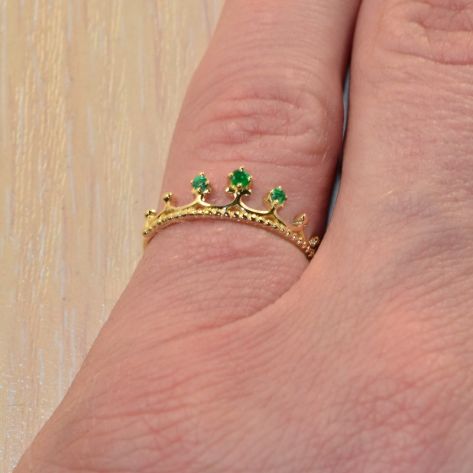 недорогое кольцо корона с изумрудами на пальце