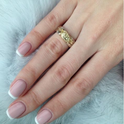 обручальные кольца корона с узорами на пальце