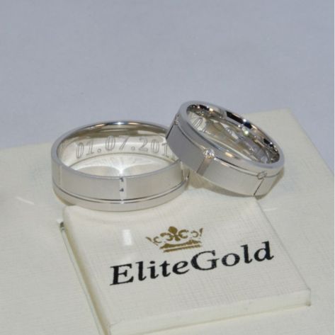 обручальные матовые кольца с камнями в белом золоте