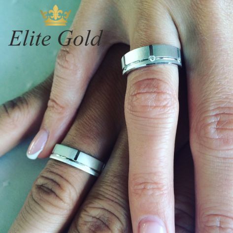 обручальные матовые кольца с камнями на руке