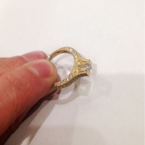 кольцо женское с узорами в лимонном золоте в руке