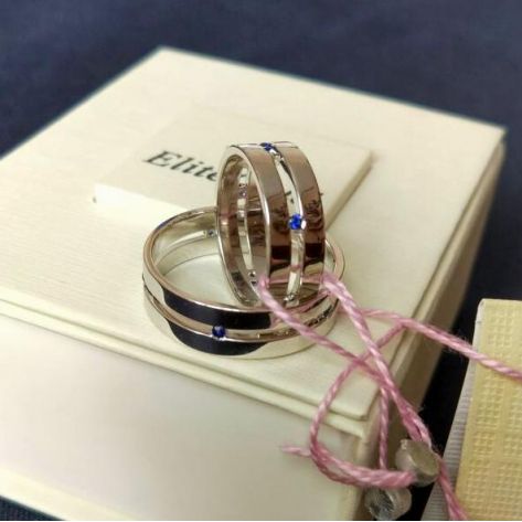 сдвоенные обручальные кольца с камнями в белом золоте с сапфирами