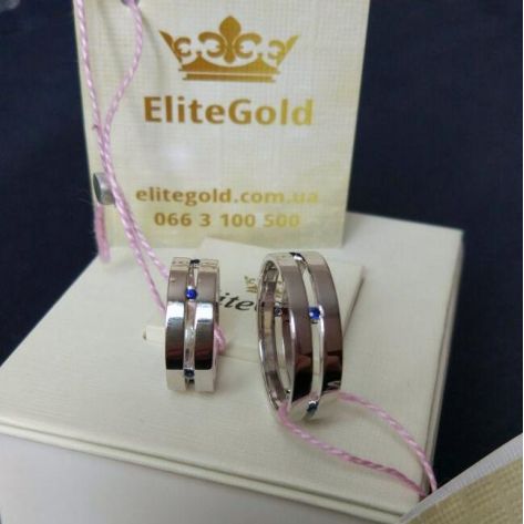 сдвоенные обручальные кольца с камнями в белом золоте с сапфирами